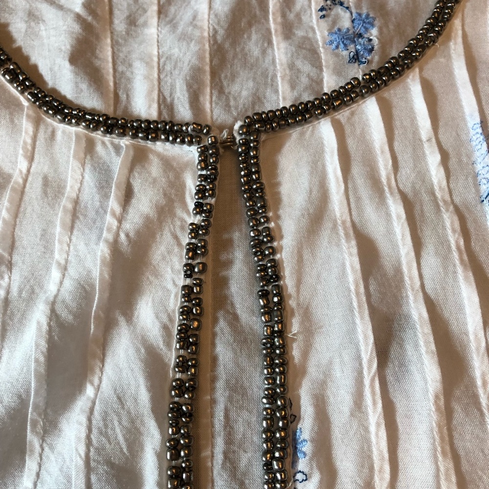 Beautiful blouse—-like new - Picture 4 of 6